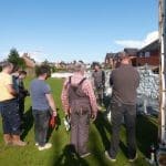 FIDEO: Gweithwyr dan hyfforddiant yn mynd i’r afael â morter calch