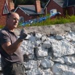 FIDEO: Gweithwyr dan hyfforddiant yn mynd i’r afael â morter calch