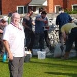 FIDEO: Gweithwyr dan hyfforddiant yn mynd i’r afael â morter calch