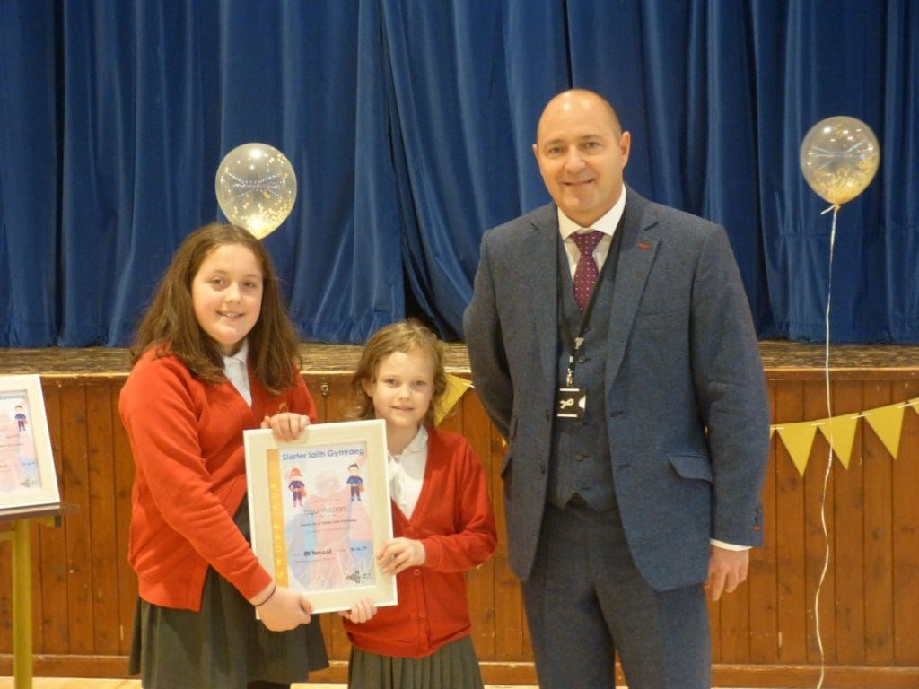 Gwobrau Siarter Iaith i ysgolion Wrecsam a Sir y Fflint