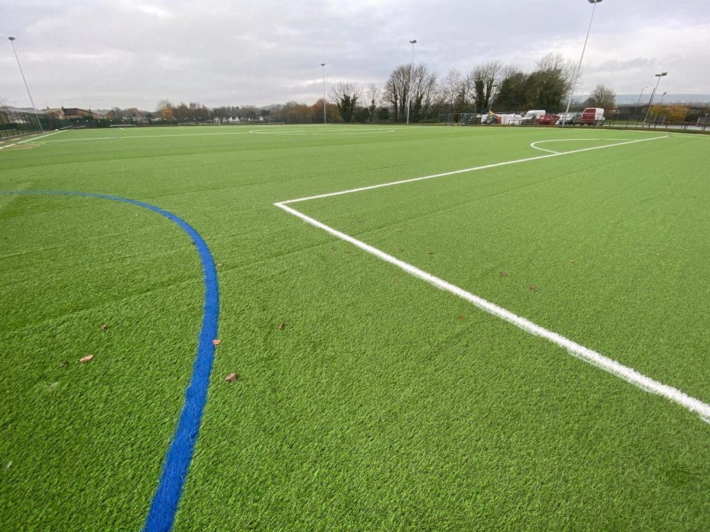Mae cae 3G Clywedog bron yn barod – cymerwch gipolwg!
