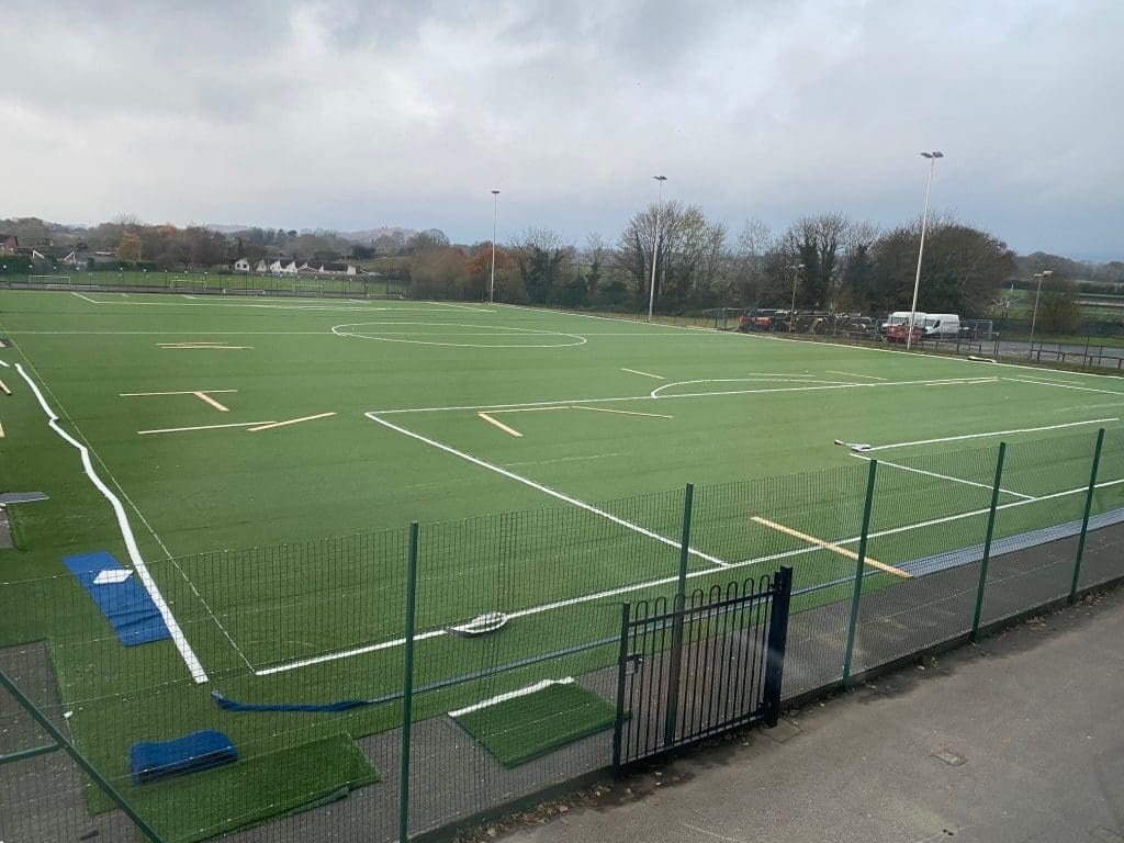 Mae cae 3G Clywedog bron yn barod – cymerwch gipolwg!