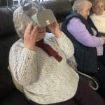 Disgyblion Wrecsam yn dangos i breswylwyr cartref ymddeol sut i aros yn ddiogel ar-lein