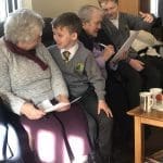 Disgyblion Wrecsam yn dangos i breswylwyr cartref ymddeol sut i aros yn ddiogel ar-lein