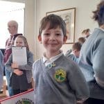 Disgyblion Wrecsam yn dangos i breswylwyr cartref ymddeol sut i aros yn ddiogel ar-lein