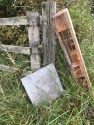 Peidiwch â throi at dipio anghyfreithlon pan fydd y Canolfannau Ailgylchu yn cau