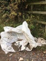Peidiwch â throi at dipio anghyfreithlon pan fydd y Canolfannau Ailgylchu yn cau