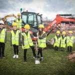 Mae gwaith yn mynd rhagddo yn ysgol Parc Borras i greu ysgolion Cynradd Cymunedol a Chyfrwng Cymraeg