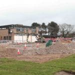 Mae gwaith yn mynd rhagddo yn ysgol Parc Borras i greu ysgolion Cynradd Cymunedol a Chyfrwng Cymraeg