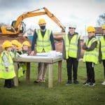Mae gwaith yn mynd rhagddo yn ysgol Parc Borras i greu ysgolion Cynradd Cymunedol a Chyfrwng Cymraeg