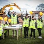 Mae gwaith yn mynd rhagddo yn ysgol Parc Borras i greu ysgolion Cynradd Cymunedol a Chyfrwng Cymraeg