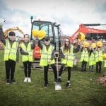 Mae gwaith yn mynd rhagddo yn ysgol Parc Borras i greu ysgolion Cynradd Cymunedol a Chyfrwng Cymraeg