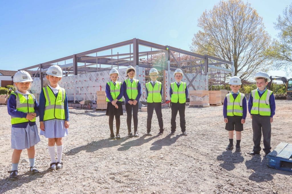 Mae disgyblion wrth eu boddau’n gweld yr estyniad a’r addasiadau yn Ysgol Lôn Barcas yn dechrau siapio