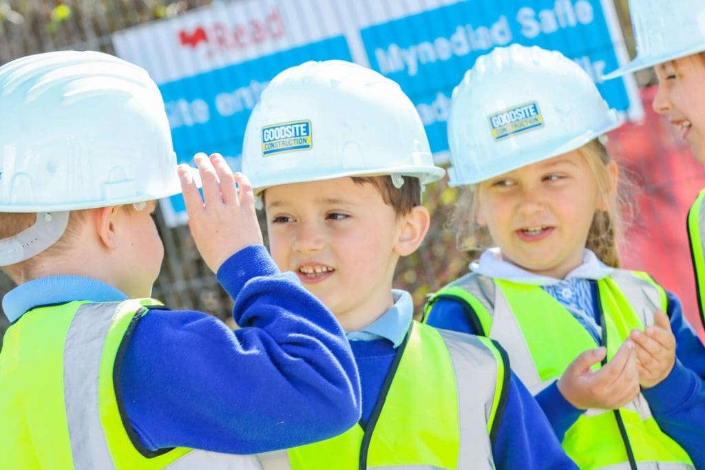 Mae disgyblion wrth eu boddau’n gweld yr estyniad a’r addasiadau yn Ysgol Lôn Barcas yn dechrau siapio