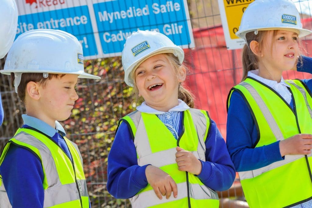 Mae disgyblion wrth eu boddau’n gweld yr estyniad a’r addasiadau yn Ysgol Lôn Barcas yn dechrau siapio