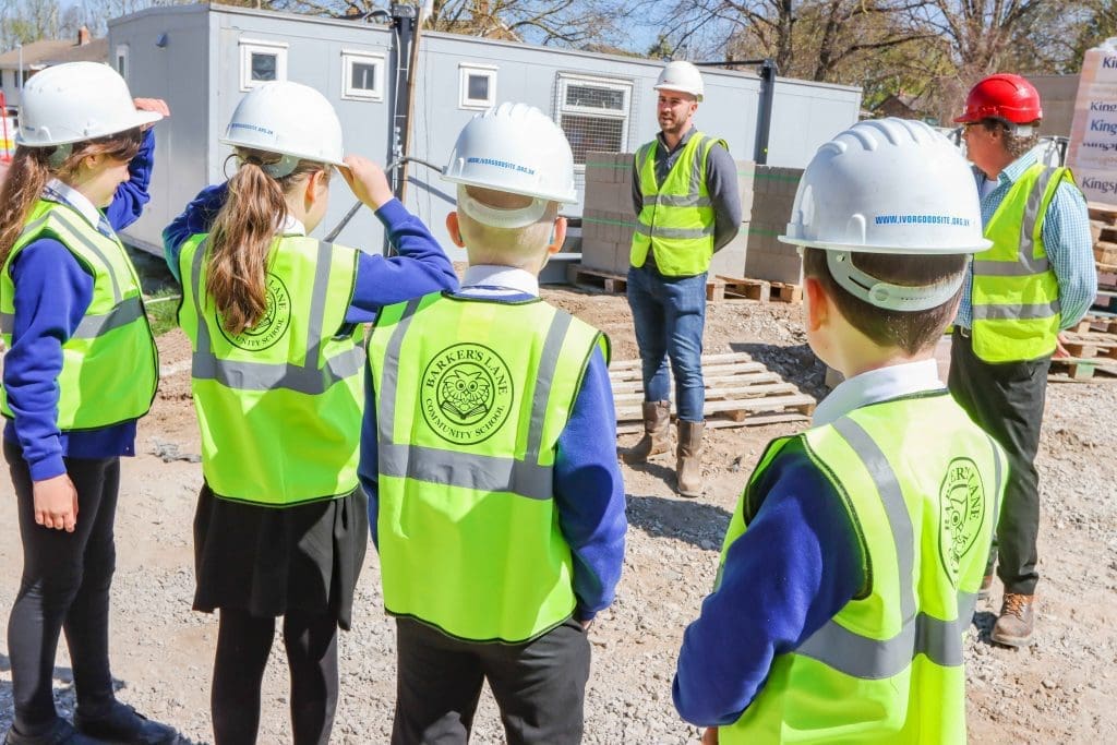 Mae disgyblion wrth eu boddau’n gweld yr estyniad a’r addasiadau yn Ysgol Lôn Barcas yn dechrau siapio