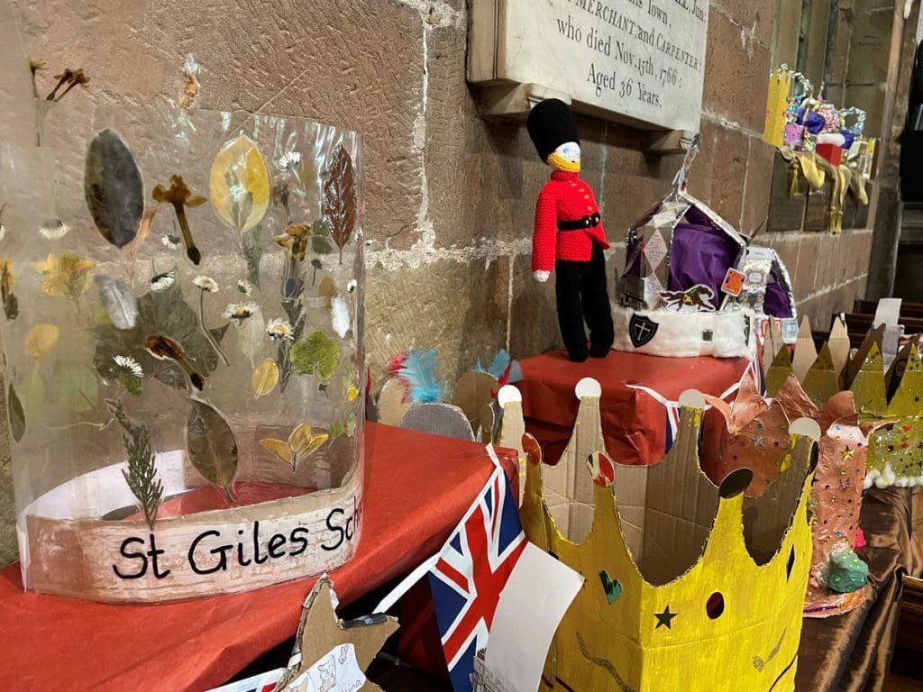 Gŵyl Goronau i ddathlu’r Jiwbilî yn Eglwys San Silyn