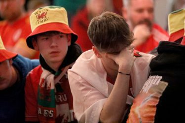 Parthau Cefnogwyr yn Wrecsam - am noson!