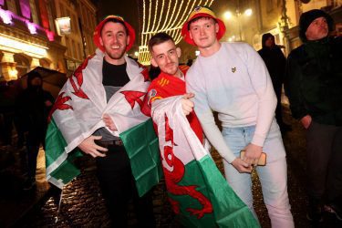 Parthau Cefnogwyr yn Wrecsam - am noson!