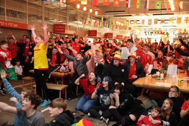 Parthau Cefnogwyr yn Wrecsam - am noson!