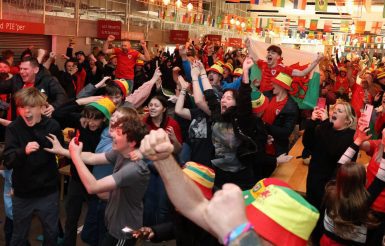 Parthau Cefnogwyr yn Wrecsam - am noson!