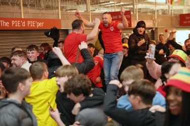 Parthau Cefnogwyr yn Wrecsam - am noson!