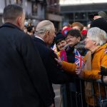 DIWEDDARIAD: Mwy o luniau a fideos o ymweliad Y Brenin a’r Frenhines Gydweddog â Wrecsam