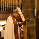 DIWEDDARIAD: Mwy o luniau a fideos o ymweliad Y Brenin a’r Frenhines Gydweddog â Wrecsam