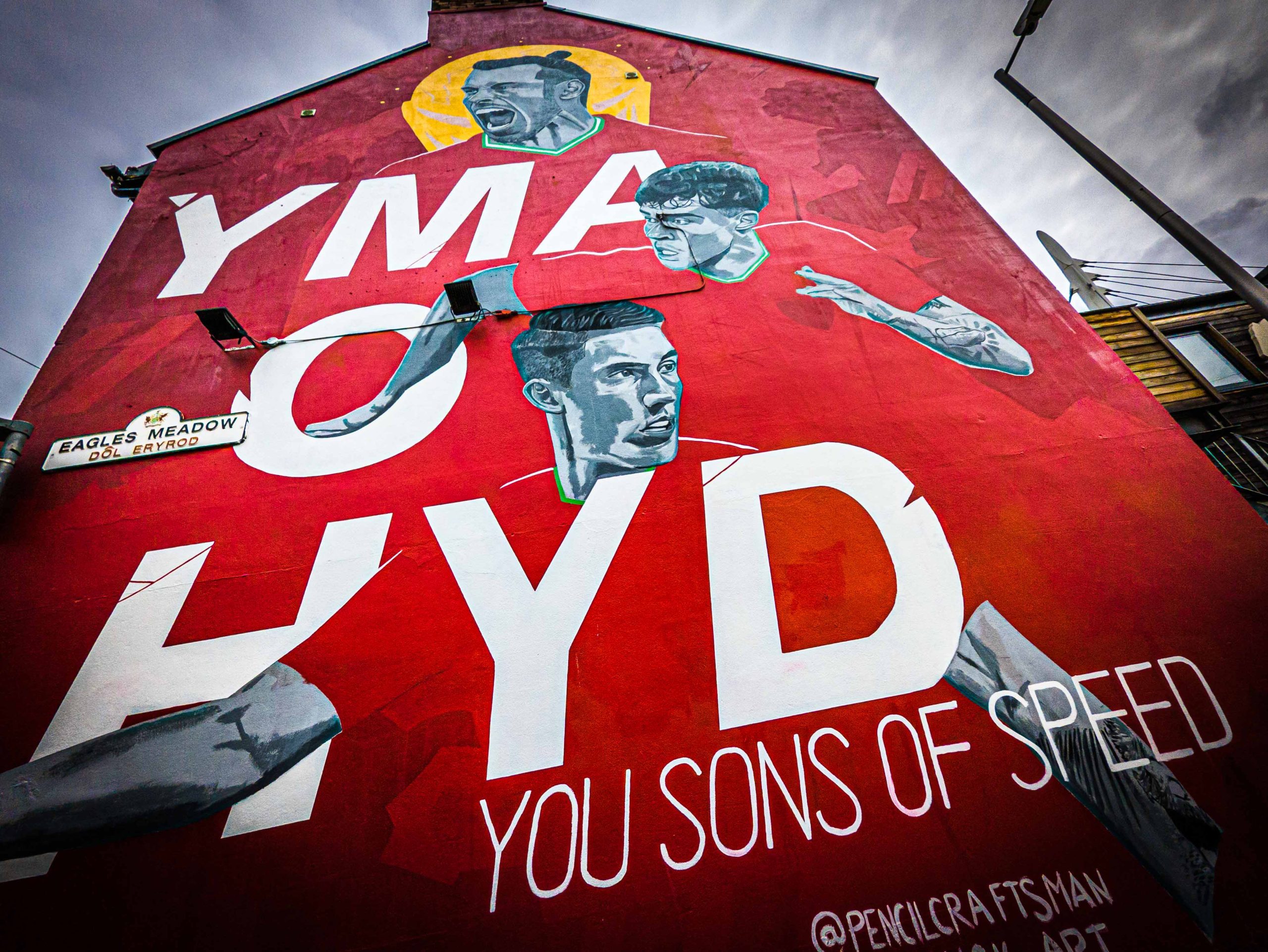 Yma o hyd mural