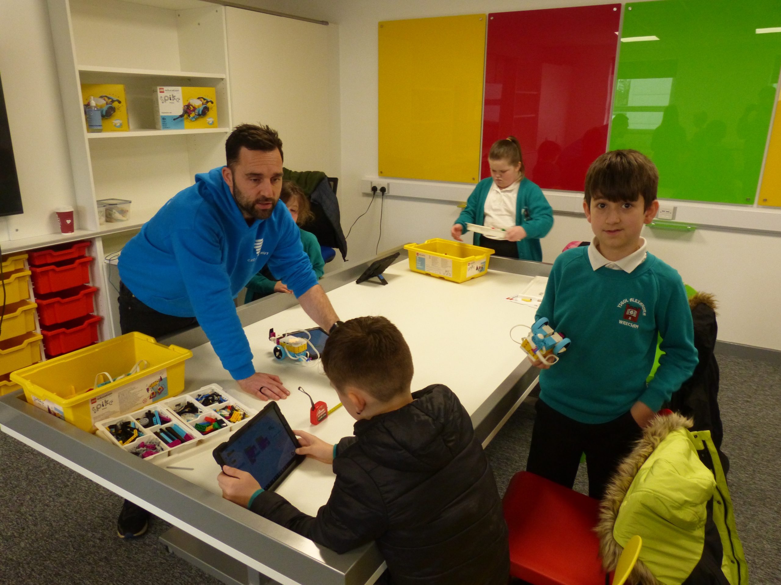 Children from Aalexandra Primary School using the facilities in the STM rooms at Ysgol Clywedog