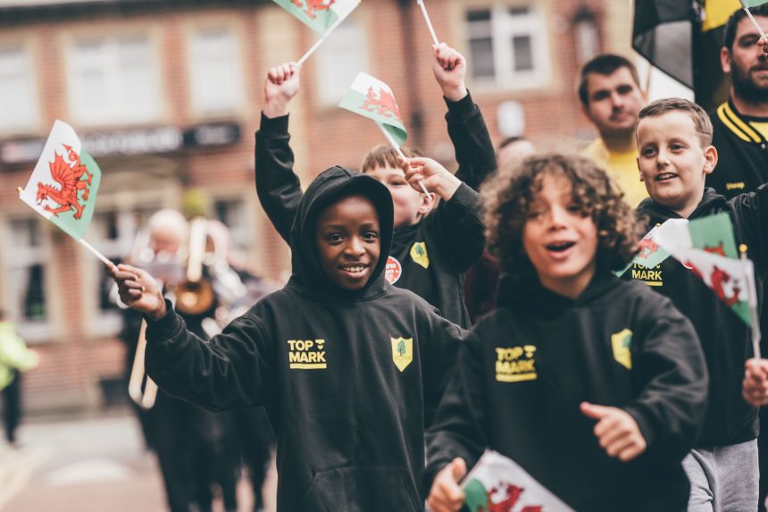 CANNOEDD YN GORYMDEITHIO YNG NGŴYL CYHOEDDI EISTEDDFOD WRECSAM