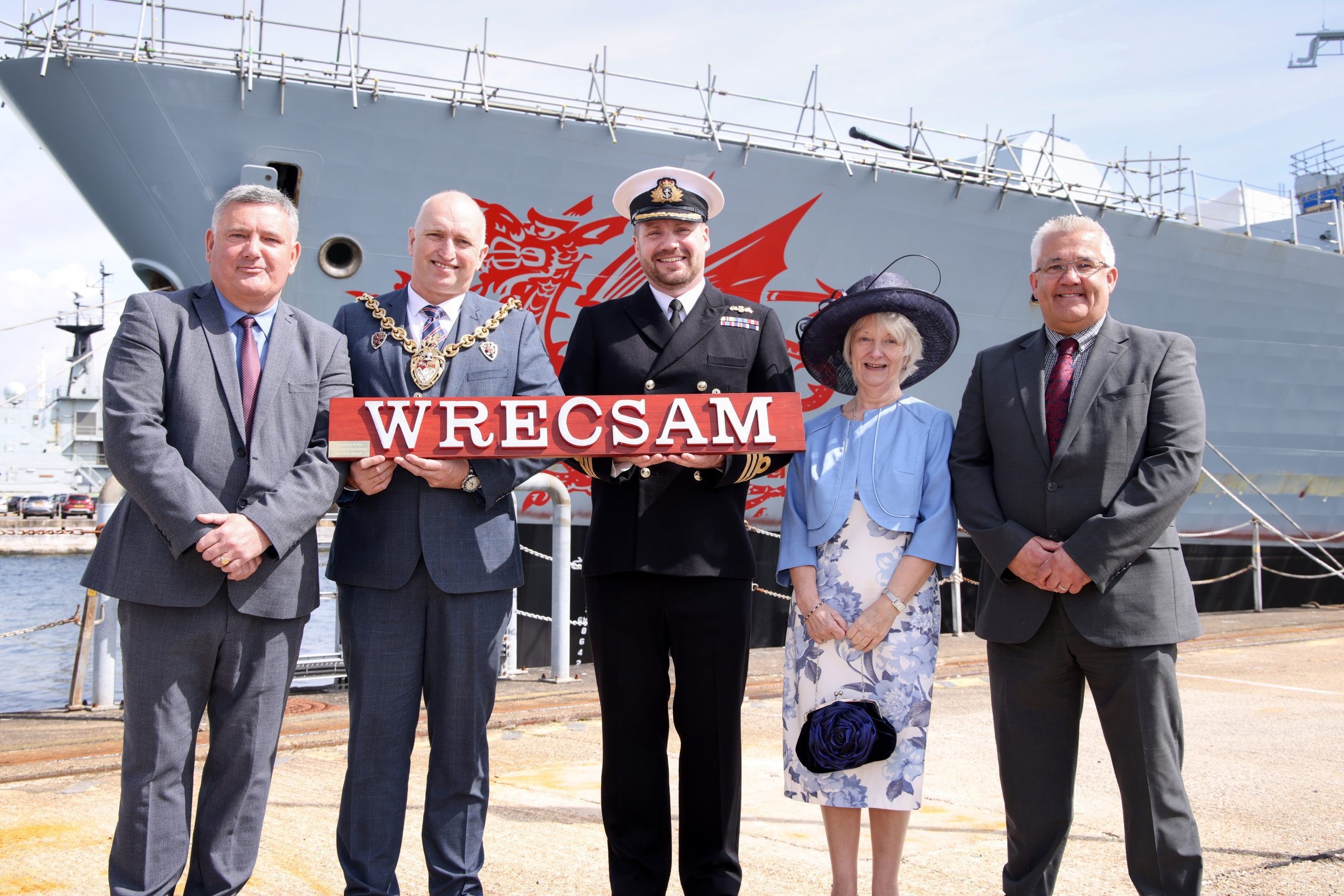 HMS Dragon yw’r llong gyntaf ers yr ail ryfel byd i fod yn gysylltiedig â Wrecsam