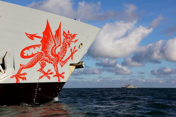 Criw HMS Dragon i ymweld â Wrecsam i gefnogi Apêl y Pabi a gorymdaith Sul y Cofio