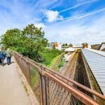 Rhif 10 am gael ei lobïo am wasanaeth trên o Wrecsam i Euston