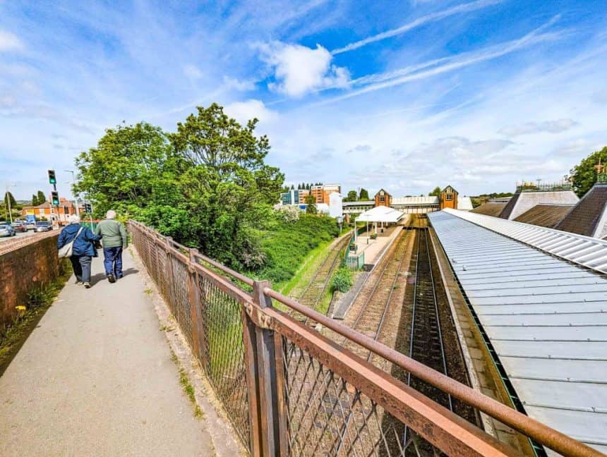 Rhif 10 am gael ei lobïo am wasanaeth trên o Wrecsam i Euston