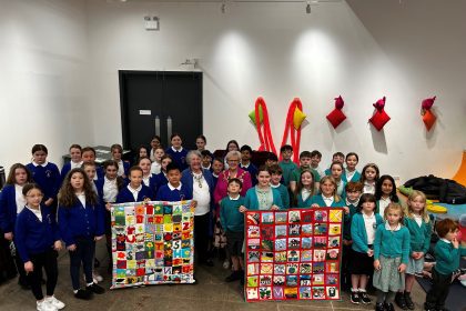 Plant ysgol yn creu clytweithiau trawiadol wedi’u hysbrydoli gan Gwilt Teiliwr Wrecsam