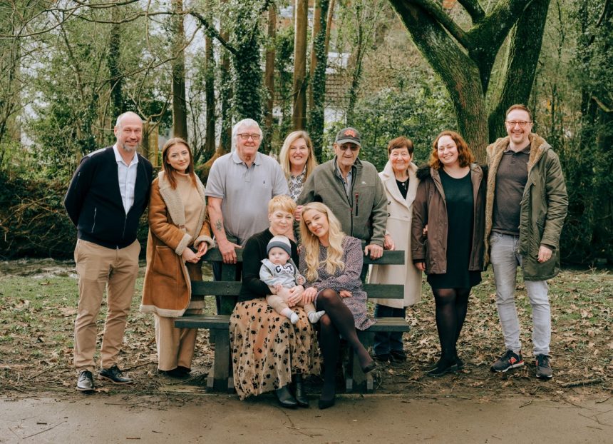 Goroeswr canser yn rhoi syrpreis i roddwr bôn-gelloedd a achubodd ei bywyd