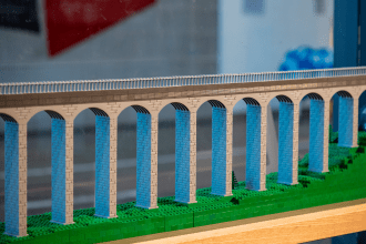 Wrecsam yn datgelu model Dyfrbont Pontcysyllte LEGO ac yn ymgyrchu i gael 10,000 o bleidleisiau