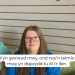 Gwyliwch: Beth yw rhai o’r heriau sy’n wynebu gofalwyr ifanc?