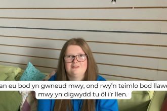 Gwyliwch: Beth yw rhai o’r heriau sy’n wynebu gofalwyr ifanc?