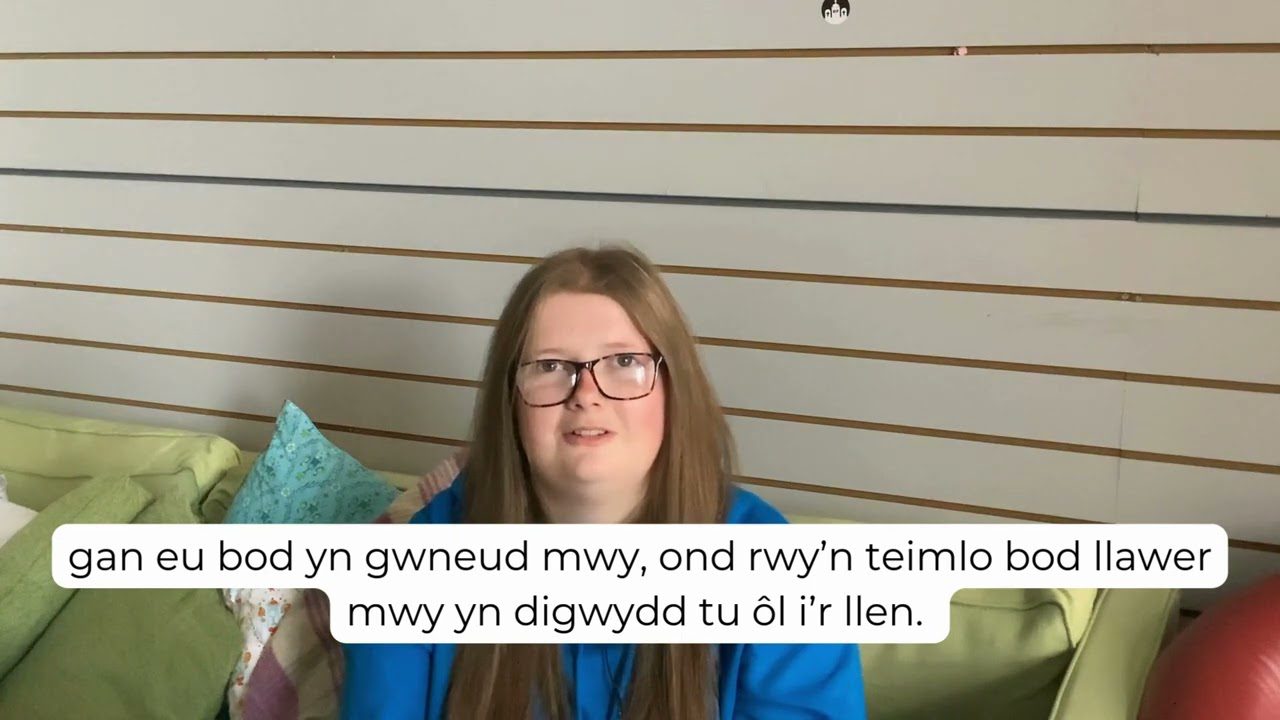 Gwyliwch: Beth yw rhai o’r heriau sy’n wynebu gofalwyr ifanc?