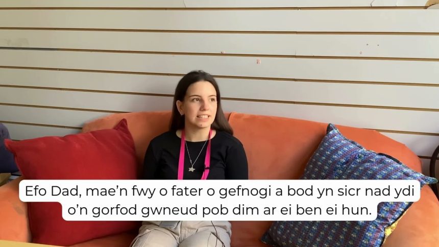 Gwyliwch: Sut beth ydi bywyd fel gofalwr ifanc?