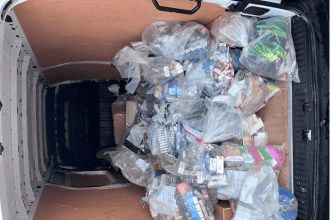 Mae’r frwydr yn erbyn cyflenwad anghyfreithlon o fêps a thybaco yn parhau