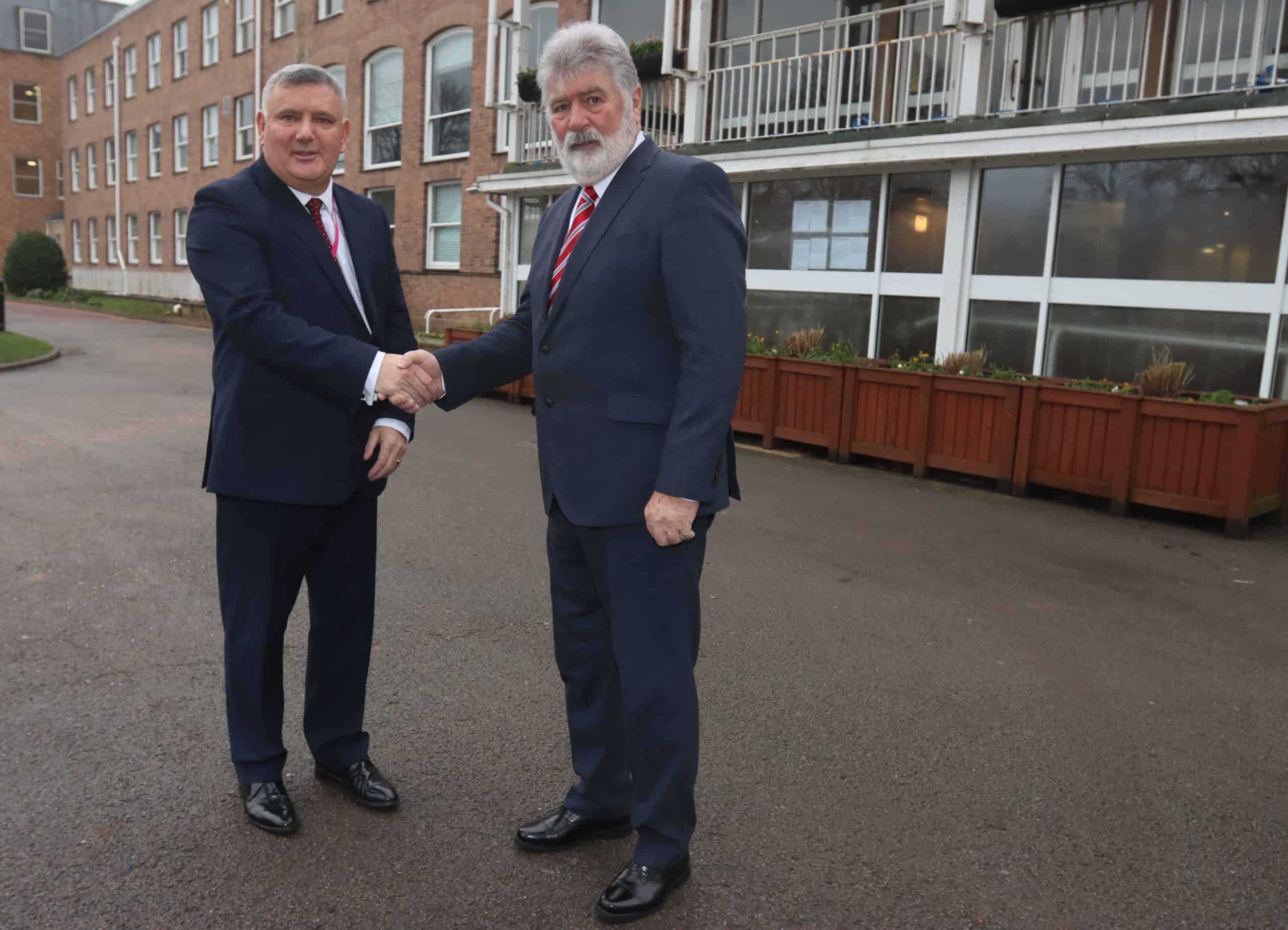 Arweinwyr Wrecsam a Sir y Fflint yn trafod cydweithio