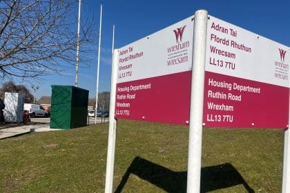 Wrecsam v Bristol Rovers: Rhowch gynnig ar y gwasanaeth Parcio a Theithio newydd ar Ffordd Rhuthun
