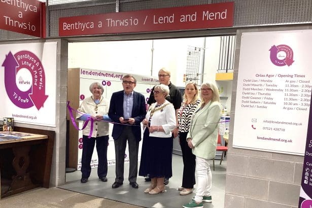 Cynrychiolwyr o sefydliadau sy’n cefnogi yn lansio prosiect Benthyca a Thrwsio Wrecsam