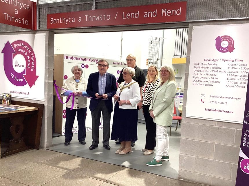 Cynrychiolwyr o sefydliadau sy’n cefnogi yn lansio prosiect Benthyca a Thrwsio Wrecsam
