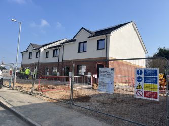 Prosiect Dull Adeiladu Modern cyntaf Cyngor Wrecsam gam yn nes at gael ei gwblhau