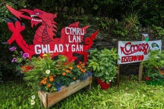 Sut i ddod yn rhan o dîm harddu Eisteddfod Wrecsam 2025