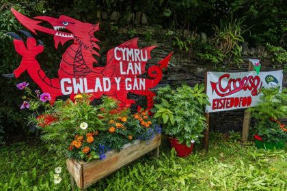 Sut i ddod yn rhan o dîm harddu Eisteddfod Wrecsam 2025